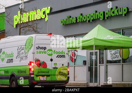 Surrey, B.C, Canada. 27 mars 2020. Un camion de livraison de nourriture est vu à l'extérieur d'un magasin Save-on-Foods, pendant la pandémie COVID-19. (Photo de Adrian Brown/Sipa USA) crédit: SIPA USA/Alay Live News Banque D'Images