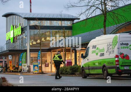 Surrey, B.C, Canada. 27 mars 2020. Un camion de livraison de nourriture est vu à l'extérieur d'un magasin Save-on-Foods, pendant la pandémie COVID-19. (Photo de Adrian Brown/Sipa USA) crédit: SIPA USA/Alay Live News Banque D'Images