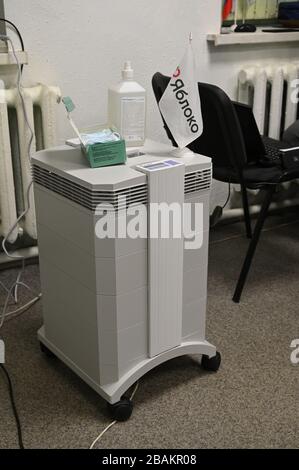 Saint-Pétersbourg, Russie, 27 mars 2020. La branche de Saint-Pétersbourg du parti Yabloko a pris des précautions à l'aide de masques, ayant réduit le nombre de délégués Banque D'Images