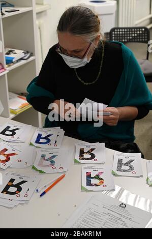 Saint-Pétersbourg, Russie, 27 mars 2020. Tri des cartes des délégués à la conférence régionale du parti Yabloko. Crédit: Iurii Bagrov / Alay Live News Banque D'Images