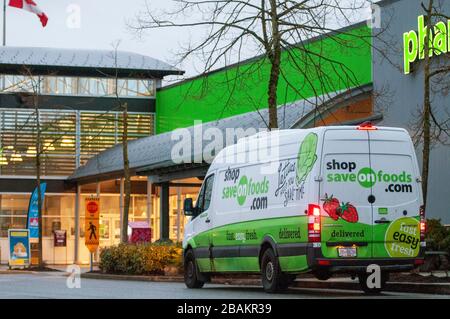 Surrey, B.C, Canada. 27 mars 2020. Un camion de livraison de nourriture est vu à l'extérieur d'un magasin Save-on-Foods, pendant la pandémie COVID-19. (Photo de Adrian Brown/Sipa USA) crédit: SIPA USA/Alay Live News Banque D'Images