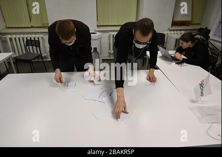 Saint-Pétersbourg, Russie, 27 mars 2020. Dépouillement des bulletins de vote à la conférence de la succursale de Saint-Pétersbourg du parti Yabloko. Alexander Kobrinsky pour parlia de ville Banque D'Images