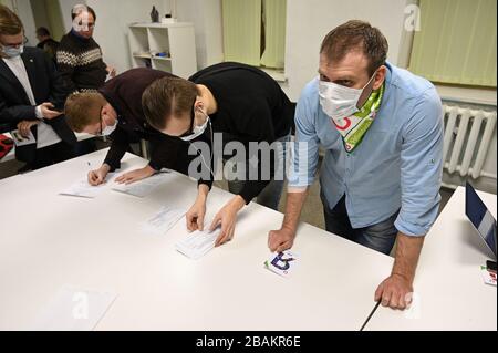 Saint-Pétersbourg, Russie, 27 mars 2020. Dépouillement des bulletins de vote à la conférence de la succursale de Saint-Pétersbourg du parti Yabloko. Alexander Kobrinsky pour parlia de ville Banque D'Images