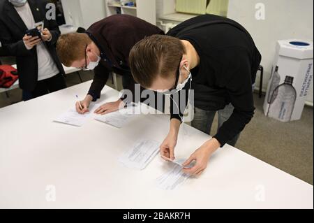 Saint-Pétersbourg, Russie, 27 mars 2020. Dépouillement des bulletins de vote à la conférence de la succursale de Saint-Pétersbourg du parti Yabloko. Alexander Kobrinsky pour parlia de ville Banque D'Images