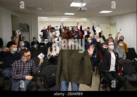 Saint-Pétersbourg, Russie, 27 mars 2020. Clôture de la conférence régionale du parti Yabloko de Saint-Pétersbourg après 30 minutes de débat et de vote. Crédit : Banque D'Images