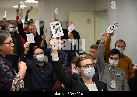 Saint-Pétersbourg, Russie, 27 mars 2020. Clôture de la conférence régionale du parti Yabloko de Saint-Pétersbourg après 30 minutes de débat et de vote. Crédit : Banque D'Images