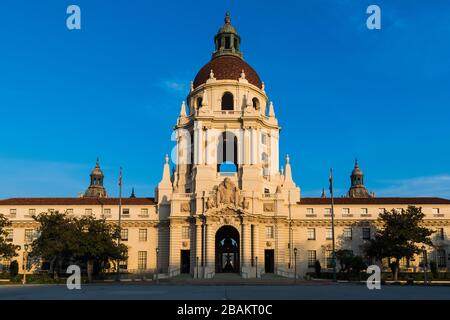 L'hôtel de ville de Pasadena, de style espagnol, est illuminé par un coucher de soleil à Pasadena, en Californie, aux États-Unis Banque D'Images