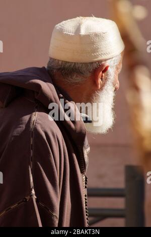 Photographie de rue des gens de la région dans les vêtements traditionnels, faisant leurs affaires quotidiennes. Des photos sont prises dans la médina de Marrakech, au Maroc Banque D'Images