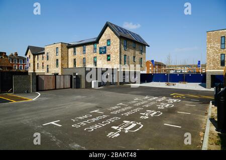 Places de stationnement pour véhicules électriques dans le parking à côté du nouveau site de réaménagement du projet Southborough Community Hub, London Road, Southborough, Kent Banque D'Images