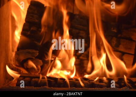 Brûlage de bois dans la cheminée Banque D'Images