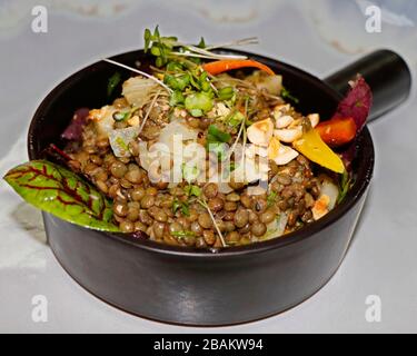 Salade de lentilles vertes de style méditerranéen avec noisettes et laitue fraîche Banque D'Images
