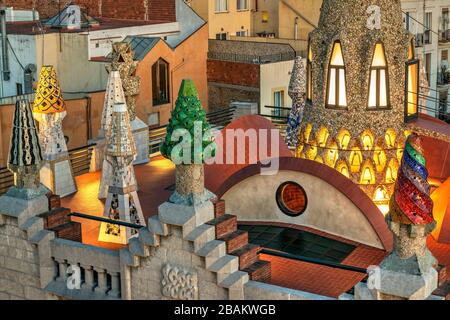 Terrasse sur le toit du manoir Palau Guell conçue par l'architecte Antoni Gaudi, Barcelone, Catalogne, Espagne Banque D'Images