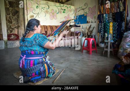 Lac Atitaln, Guatemala, 26 février 2020 : tissage de femmes mayas colorées, tissus traditionnels Banque D'Images