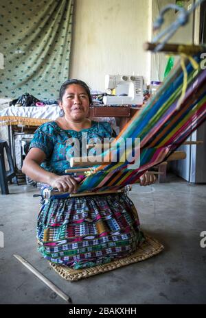 Lac Atitaln, Guatemala, 26 février 2020 : tissage de femmes mayas colorées, tissus traditionnels Banque D'Images