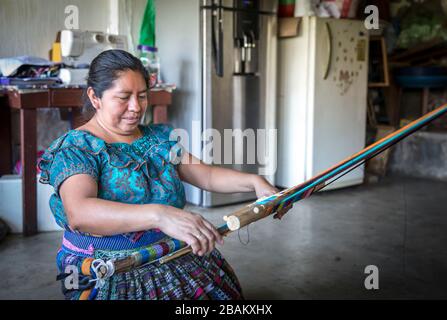 Lac Atitaln, Guatemala, 26 février 2020 : tissage de femmes mayas colorées, tissus traditionnels Banque D'Images