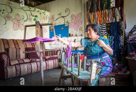 Lac Atitaln, Guatemala, 26 février 2020 : tissage de femmes mayas colorées, tissus traditionnels Banque D'Images