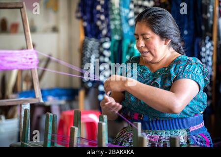 Lac Atitaln, Guatemala, 26 février 2020: femme maya préparant un fil pour tisser des tissus Banque D'Images