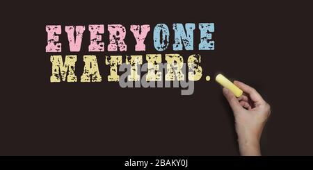 Tout le monde compte des mots écrits sur le tableau noir. Inclusion diversité égalité concept Banque D'Images