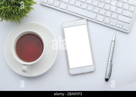 vue de dessus du smartphone avec écran blanc sur le bureau Banque D'Images