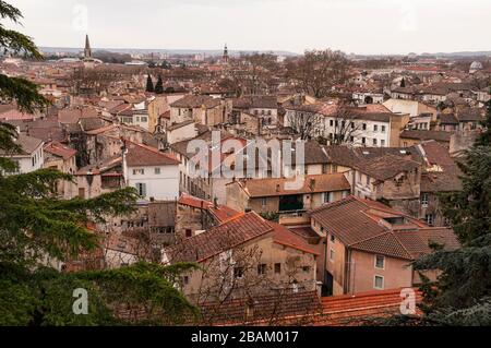 Avignon depuis les jardins du Rocher des Doms dans le sud de la France. Banque D'Images