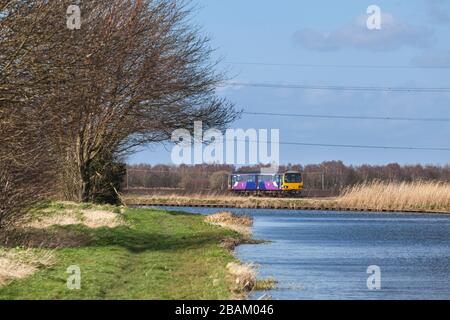 Trains du Nord classe 144 train de pacer 144011 en passant par le pont Godnow par le canal Stainforth et Keadby Banque D'Images