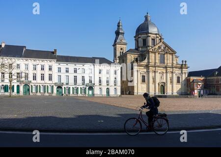 Presque complètement déserté la place St Pierre, vide en raison de la COVID-19 2020 / coronavirus / pandémie de virus corona dans la ville flamande de Gand, Belgique Banque D'Images