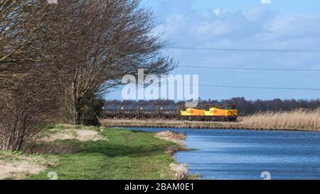 2 Colas RailFreight classe 56 locomotives 56078 + 56096 par le canal Stainforth & Keadby au pont Godnow avec un train de fret de réservoirs vides de bitume Banque D'Images