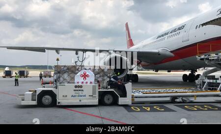 Putrajaya, Malaisie, le 28 mars 2020. (200328) -- SEPANG, 28 mars 2020 (Xinhua) -- un travailleur transporte des matériaux donnés du gouvernement chinois à la Malaisie à l'aéroport international de Kuala Lumpur à Sepang, Selangor, en Malaisie, le 28 mars 2020. La lutte commune contre la COVID-19 a rapproché la Malaisie et la Chine de l'envoi par la Chine de fournitures et de soutien nécessaires à la Malaisie, a déclaré samedi le ministre malaisien des Affaires étrangères, M. Hishammuddin Hussein. (Ambassade de Chine en Malaisie/document d'information via Xinhua) Banque D'Images