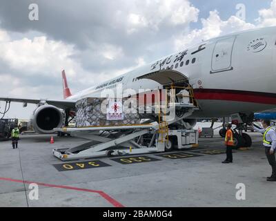 Putrajaya, Malaisie, le 28 mars 2020. (200328) -- SEPANG, le 28 mars 2020 (Xinhua) -- les travailleurs déchargent des dons du gouvernement chinois à la Malaisie à l'aéroport international de Kuala Lumpur à Sepang, Selangor, en Malaisie, le 28 mars 2020. La lutte commune contre la COVID-19 a rapproché la Malaisie et la Chine de l'envoi par la Chine de fournitures et de soutien nécessaires à la Malaisie, a déclaré samedi le ministre malaisien des Affaires étrangères, M. Hishammuddin Hussein. (Ambassade de Chine en Malaisie/document d'information via Xinhua) Banque D'Images