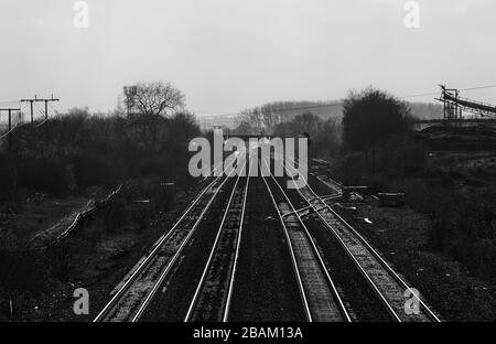 Le chemin de fer à 4 voies à Hatfield et Stainforth, dans le Yorkshire du Sud, avec un train de paper Northern Rail approchant Banque D'Images