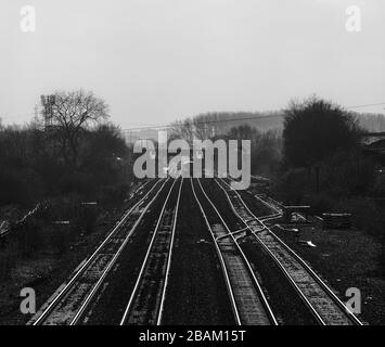 Le chemin de fer à 4 voies à Hatfield et Stainforth, dans le Yorkshire du Sud, avec un train de paper Northern Rail approchant Banque D'Images