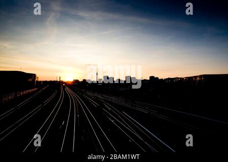 Coucher de soleil sur les voies ferrées. Berlin, Allemagne, été 2009 Banque D'Images