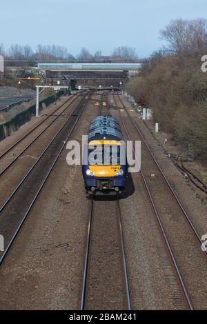 Northern Rail classe 170 Turbostar train 170472 en passant Staines, Yorkshire sur une ligne de chemin de fer à 4 voies. Banque D'Images