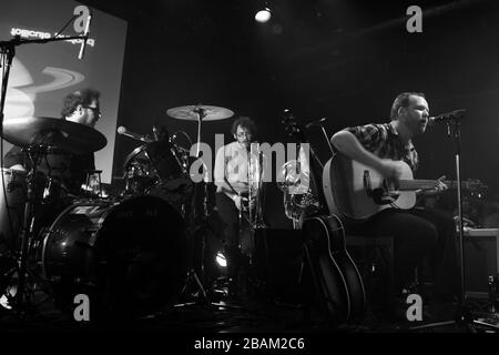 Aves pas d'Casque au lancement de leur album Astronomie. Cabaret du Mile-End, Montréal (photo : Sébastien Lavallee) Banque D'Images