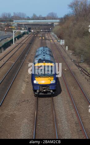 Northern Rail classe 170 Turbostar train 170472 en passant Staines, Yorkshire sur une ligne de chemin de fer à 4 voies. Banque D'Images