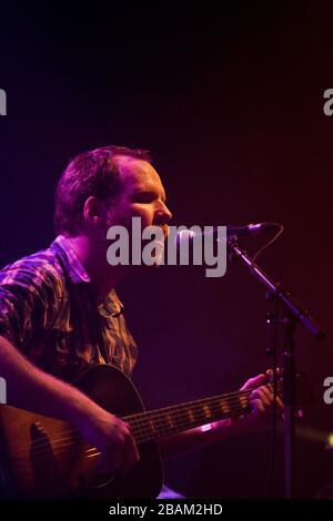 Stéphane Lafleur du groupe Aves pas d'Casque lors du lancement de leur album Astronomie. Cabaret du Mile-End, Montréal (photo : Sébastien Lavallee) Banque D'Images