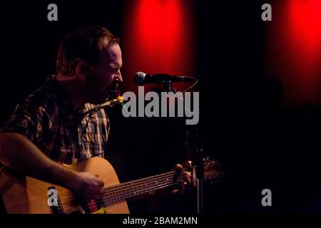 Stéphane Lafleur du groupe Aves pas d'Casque lors du lancement de leur album Astronomie. Cabaret du Mile-End, Montréal (photo : Sébastien Lavallee) Banque D'Images