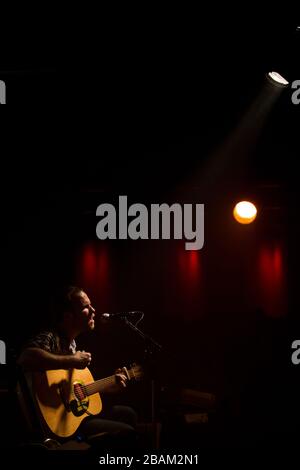 Stéphane Lafleur du groupe Aves pas d'Casque lors du lancement de leur album Astronomie. Cabaret du Mile-End, Montréal (photo : Sébastien Lavallee) Banque D'Images