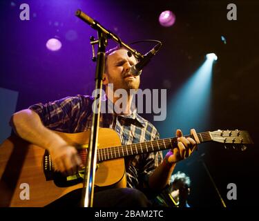 Stéphane Lafleur du groupe Aves pas d'Casque lors du lancement de leur album Astronomie. Cabaret du Mile-End, Montréal (photo : Sébastien Lavallee) Banque D'Images