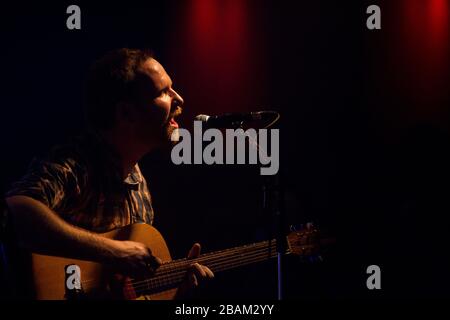 Stéphane Lafleur du groupe Aves pas d'Casque lors du lancement de leur album Astronomie. Cabaret du Mile-End, Montréal (photo : Sébastien Lavallee) Banque D'Images