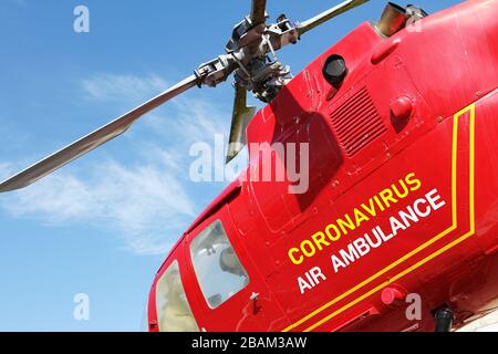 Hélicoptère rouge d'ambulance aérienne isolé sur fond de ciel bleu. Adapté au danger de coronavirus et au concept de pandémie. Banque D'Images