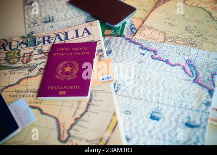 Milan, Italie – 20 juillet 2018 : un passeport italien et un smartphone sur un magazine touristique. Préparatifs pour un voyage en Amérique du Sud ou en Australie. U Banque D'Images