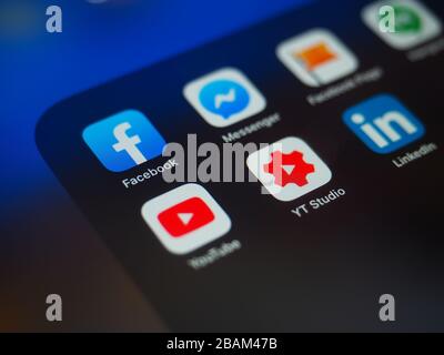 Bucarest, Roumanie - 02 octobre 2019: L'application Facebook près des applications des médias sociaux est en tendance et les deux entreprises en tant que consommateur l'utilisent pour informaa Banque D'Images