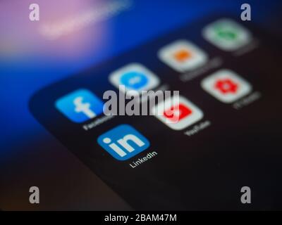 Bucarest, Roumanie - 02 octobre 2019: L'application LinkedIn près des applications des médias sociaux est en train de se faire une tendance et les deux entreprises en tant que consommateurs l'utilisent pour les informas Banque D'Images