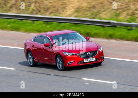 2015 rouge Mazda 6 Sport NAV D ; circulation automobile au Royaume-Uni, transport routier, véhicules modernes, berlines, Conduite de véhicules, routes et moteurs, conduite en direction du sud sur l'autoroute M6, Royaume-Uni Banque D'Images