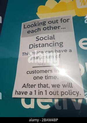 Forest Gate , Londres, Royaume-Uni - 26 mars 2020: Une affiche en faveur de la distanciation des pelles dans un magasin sur Woodgrange Road, Forest Gate . Le gouvernement a conseillé au public de rester chez lui à travers le Royaume-Uni en raison de la pandémie de Covid-19, mais pour des voyages essentiels pour les bases et l'exercice. Photos: David Mbiyu/ Alay Live News Banque D'Images