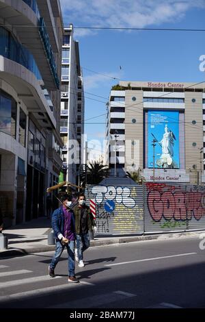 Les gens portant un masque de protection à Omonia Athènes grèce Banque D'Images