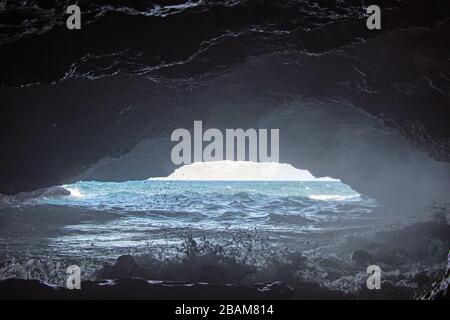 Grotte avec vue sur la mer sur la nature de Curaçao Banque D'Images