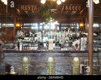 Le Caffé Mulassano est situé sur la Piazza Castello 15 à Turin et est l'un des cafés historiques de la ville avec des meubles Art Nouveau, Piémont, Italie, Europ Banque D'Images