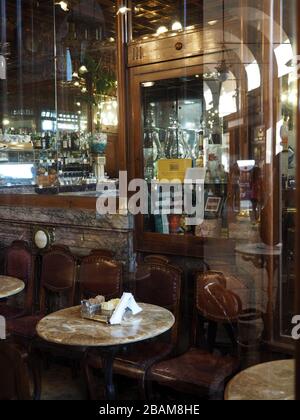 Le Caffé Mulassano est situé sur la Piazza Castello 15 à Turin et est l'un des cafés historiques de la ville avec des meubles Art Nouveau, Piémont, Italie, Europ Banque D'Images